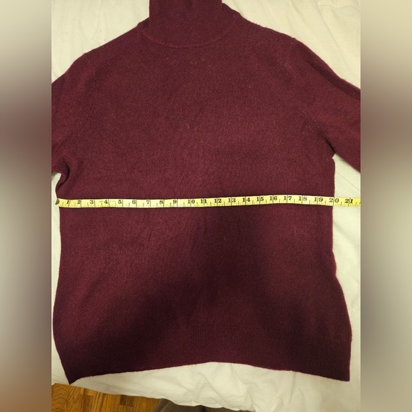 Lord & Taylor cashmere turtleneck sweater - Picture 4 of 6